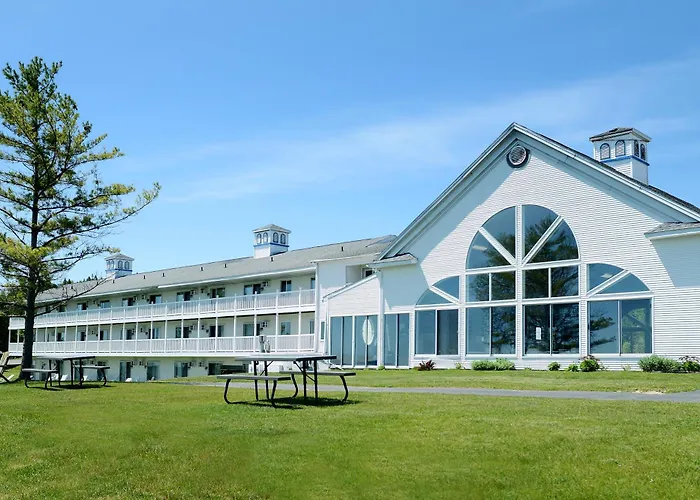 Baymont By Wyndham St. Ignace Lakefront